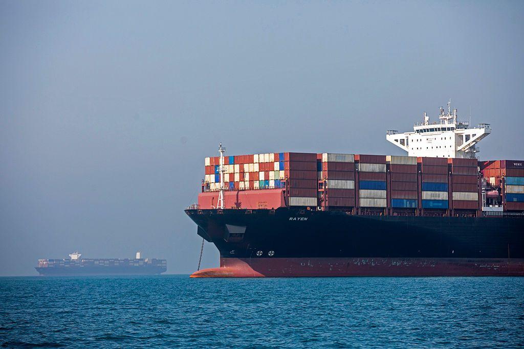 Un barco mercante fondeado cerca del estrecho de Ormuz.