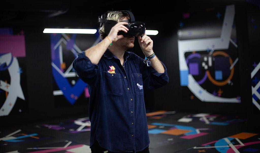 آدم بلودوورث وهو يرتدي نظّارة واقع افتراضي خلال تجربة "تايتانيك: أصداء من الماضي" في شمال لندن