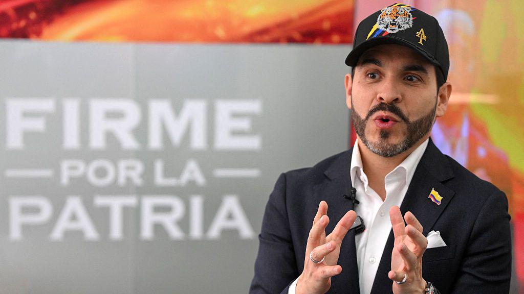 Abelardo de la Espriella, presidente eleito da Col&ocirc;mbia, de terno e bon&eacute; preto