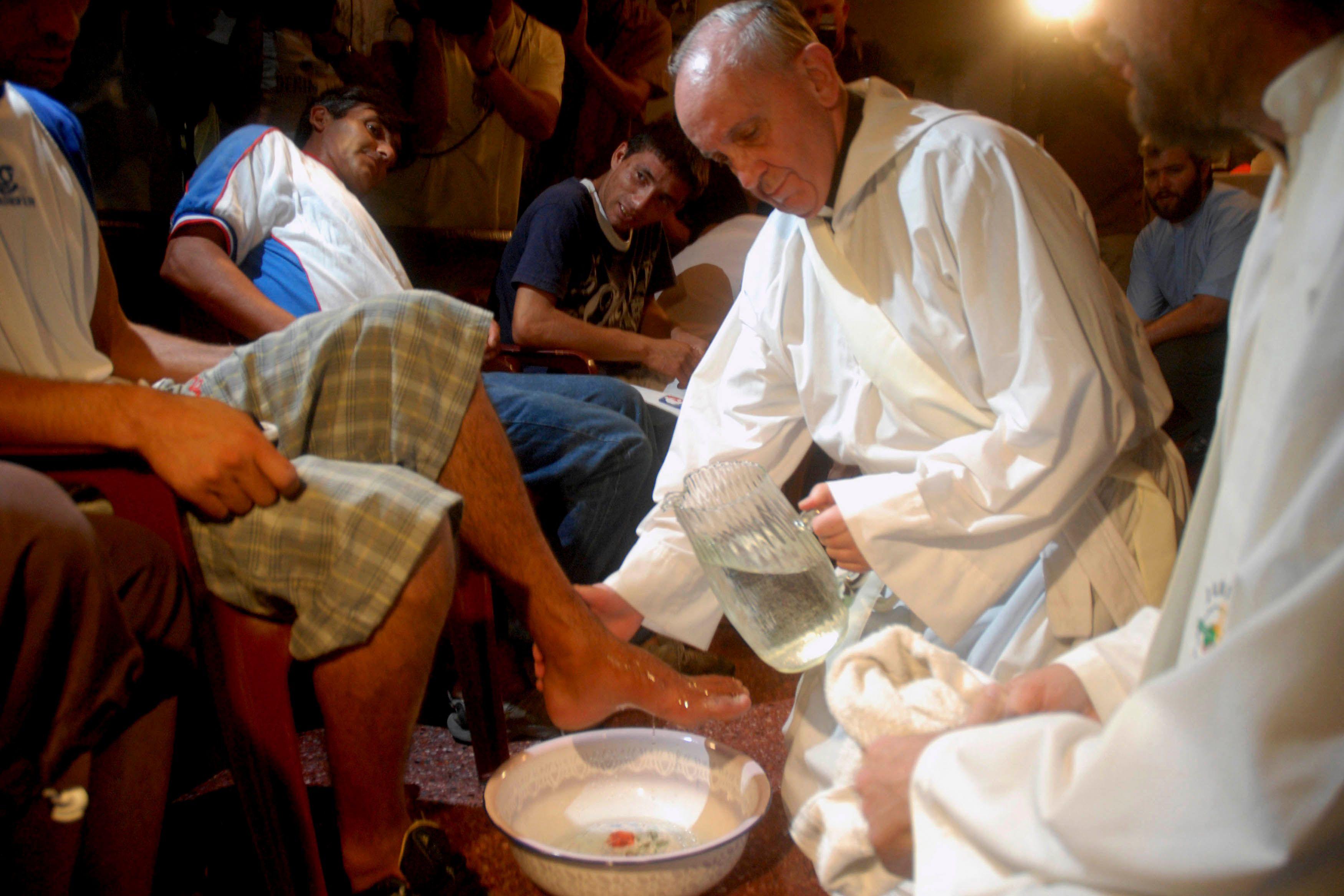 Bergoglio durante cerimônia do lava-pés