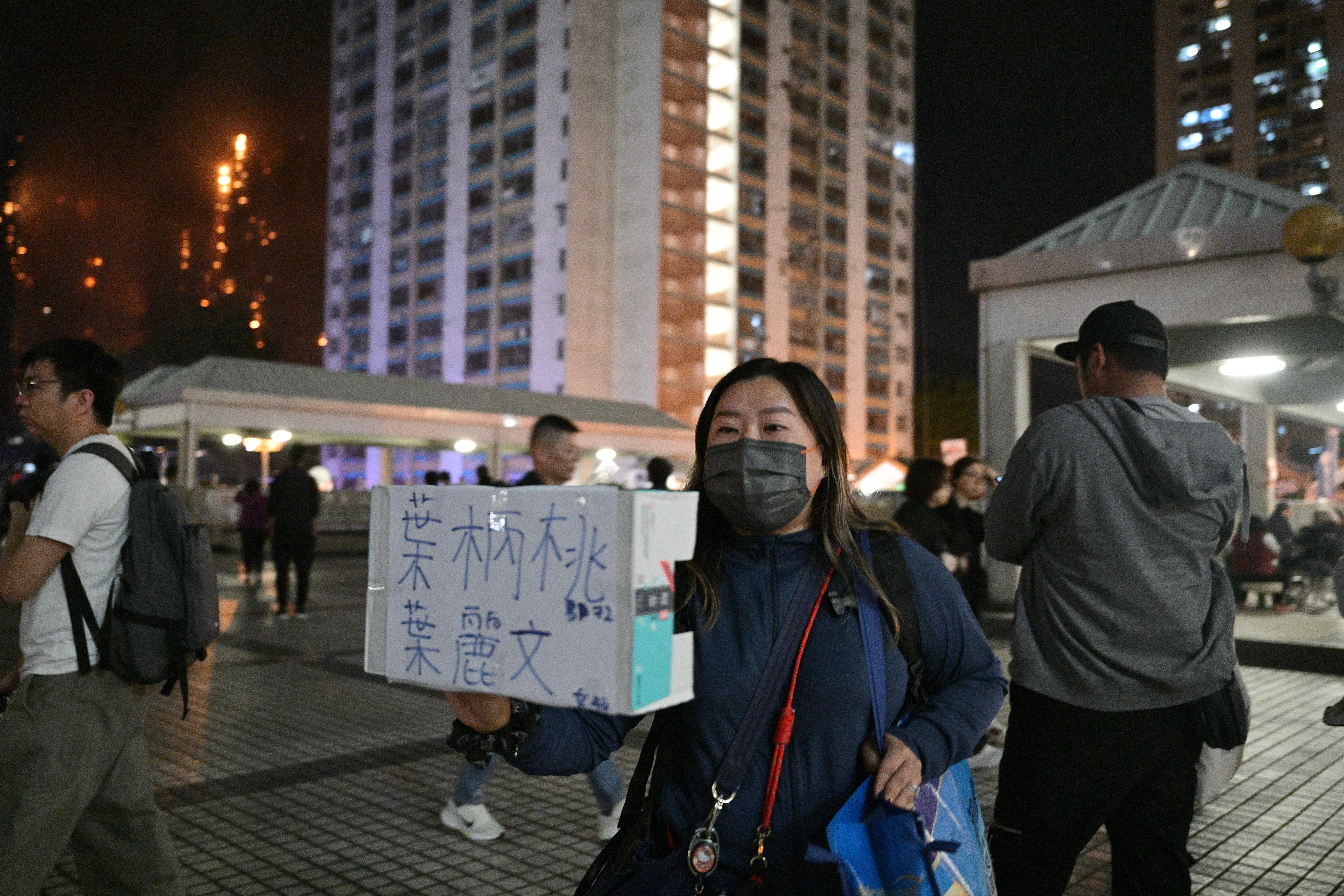 有居民在現場高舉寫有家人名字的紙皮，詢問有否見過家人蹤跡。