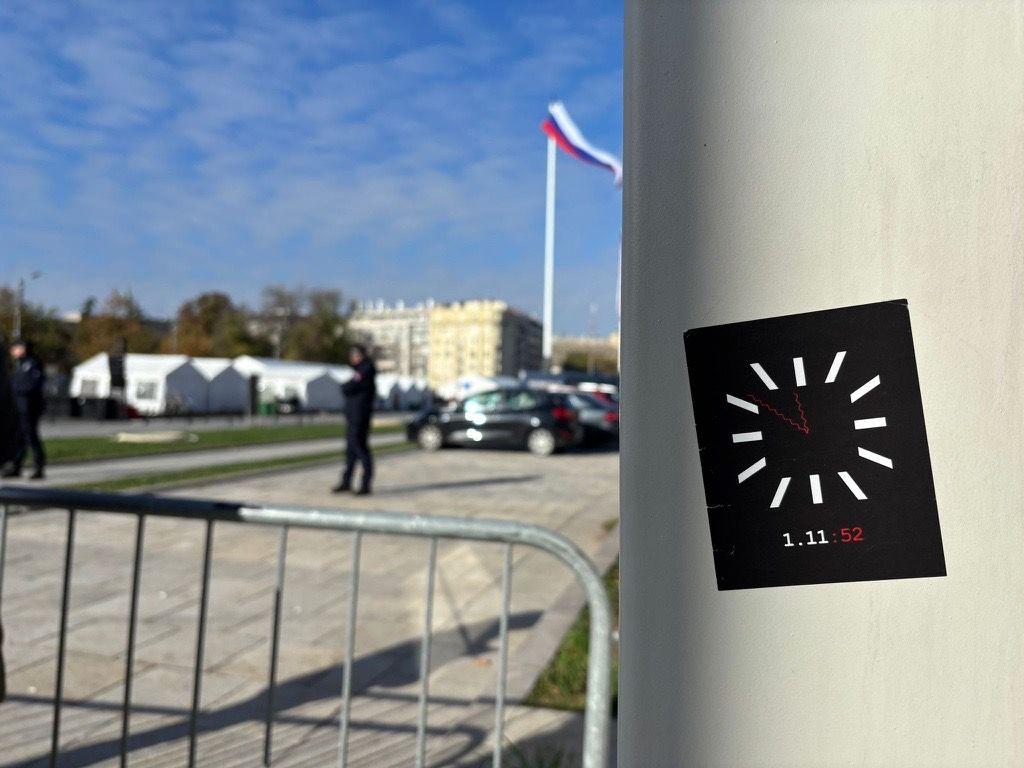 dijana hrka, dijana hrka štrajkuje glađu, pogled na ćacilend, stub na kojem je nalepnica 1.11., u pozadini su šatori