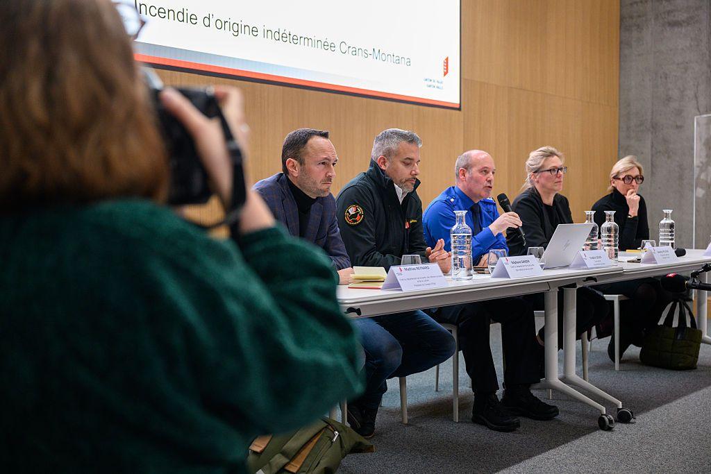 Las autoridades del cantón de Valais sentados a una mesa durante una rueda de prensa