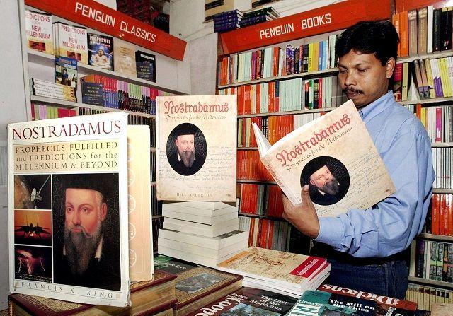 لماذا لا تزال نبوءات نوستراداموس تحظى بشعبية كبيرة؟ 3 يتصفح أحد الزبائن كتاب نبوءات نوستراداموس في متجر كتب في بنغالور في 18 سبتمبر 2001