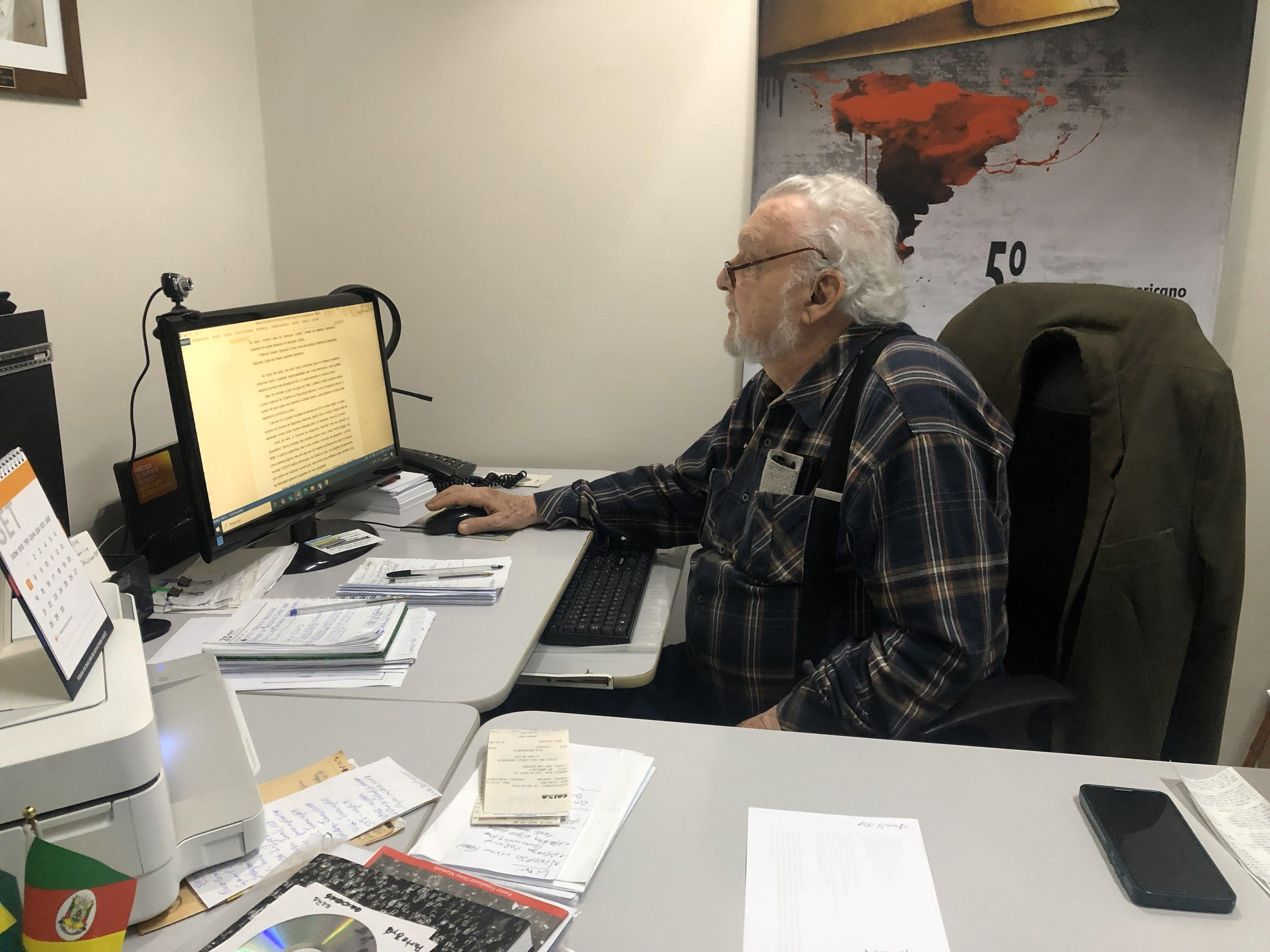 Jair Krischke na sede do Movimento de Justi&ccedil;a e Direitos Humanos em Porto Alegre