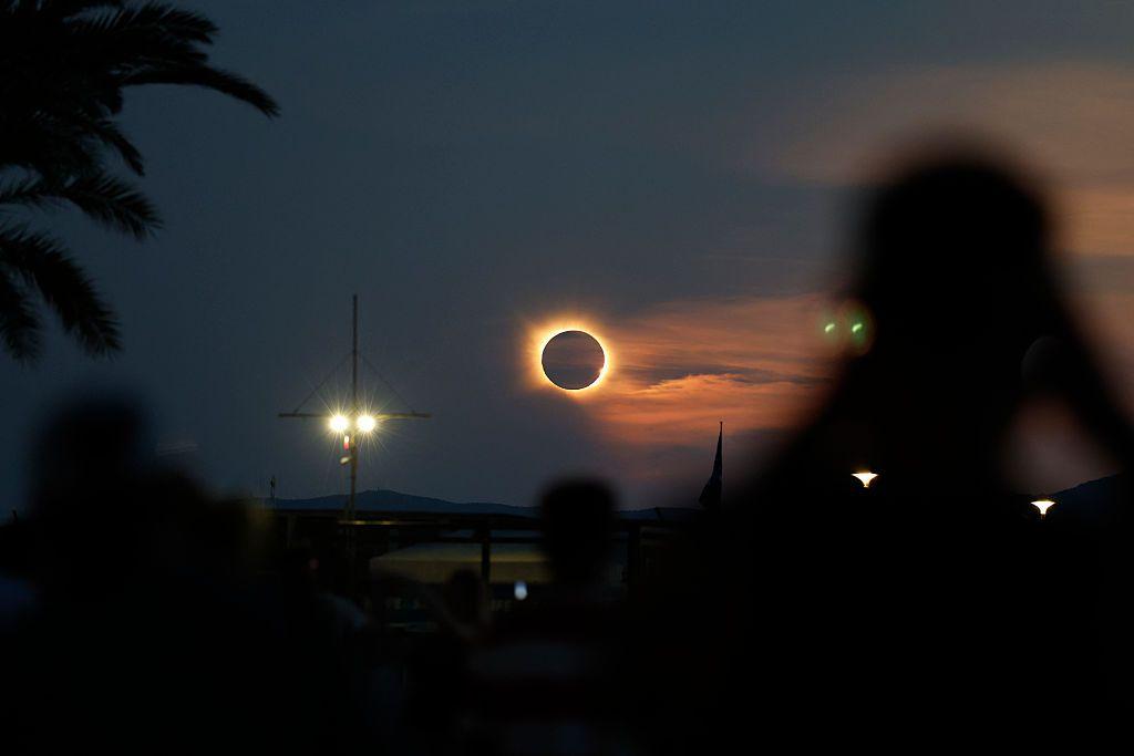 La corona solar resplandece mientras la Luna oculta totalmente el Sol durante la fase de totalidad del eclipse solar total, visto desde la playa del Arenal en Llucmajor, en la isla balear de Mallorca, el 12 de agosto de 2026.