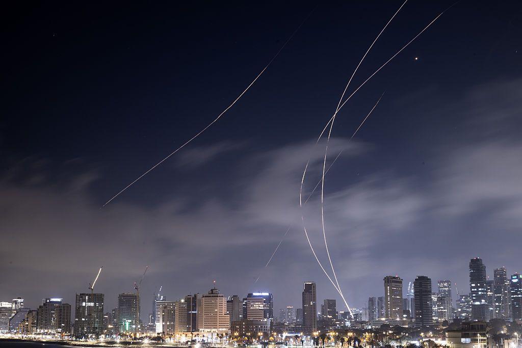Misiles siendo interceptados sobre el cielo de Israel.