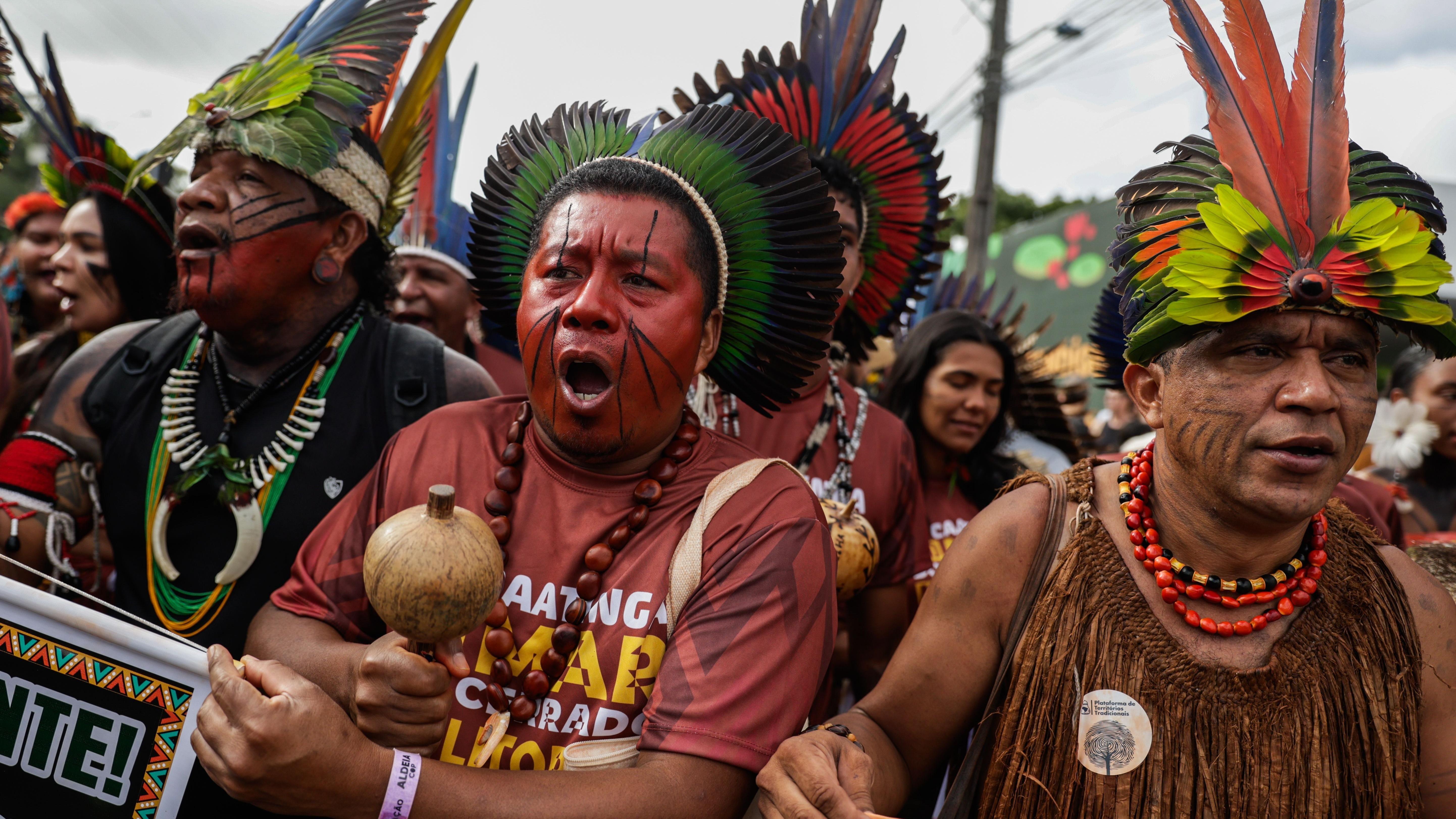 Pueblos indígenas participan en una protesta durante la Conferencia de las Naciones Unidas sobre el Cambio Climático (COP30) en Belém, Brasil.