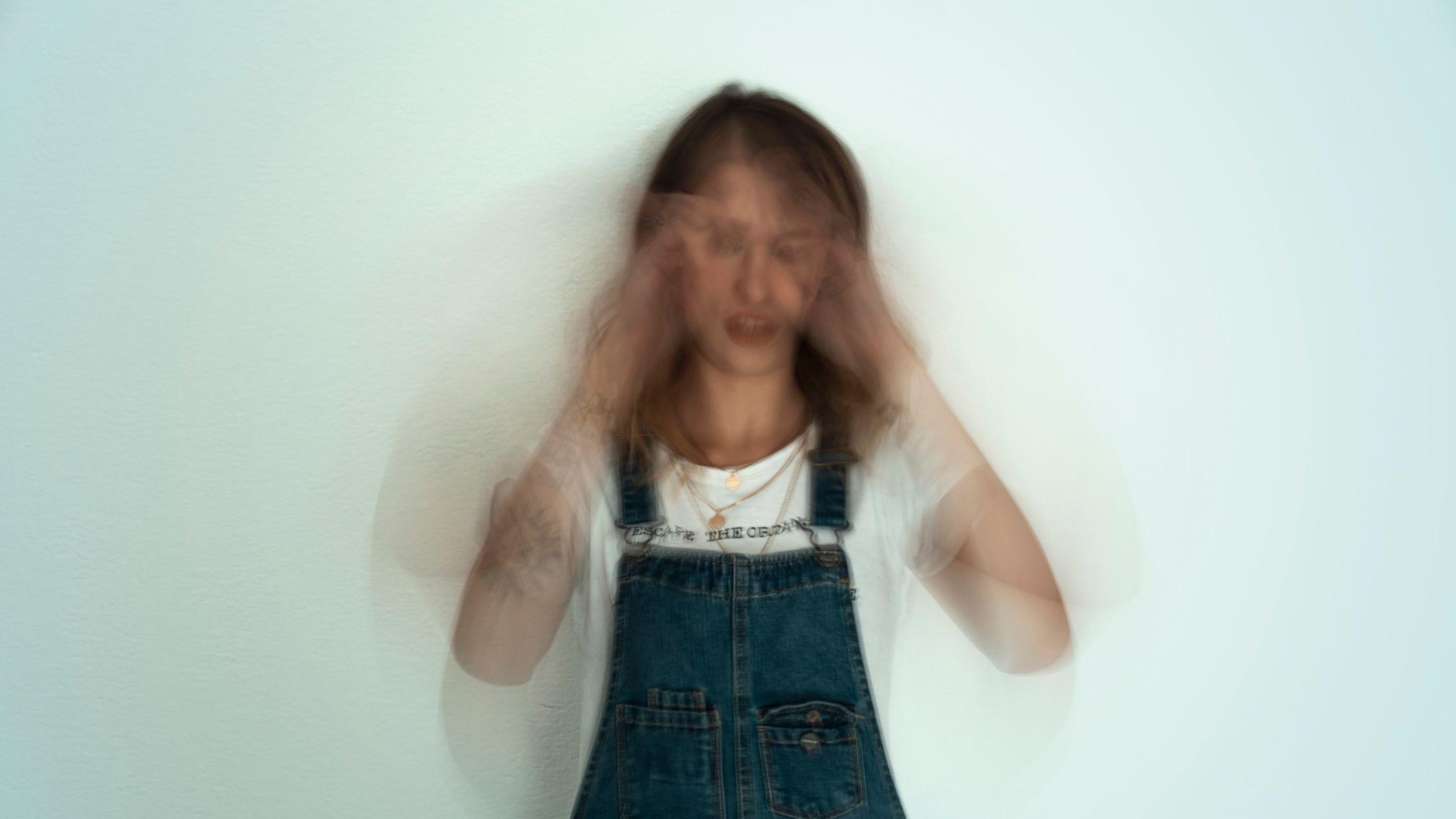 Šta je ADHD i zašto se sve češće dijagnostikuje ženama 3 Mutna fotografija žene koja je pod stresom
