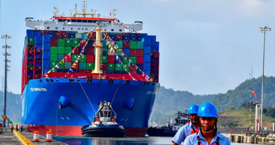 Navio chinês sendo rebocado em um dos caminhos do canal do Panamá