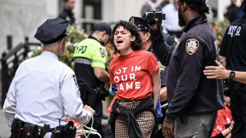 Una mujer siendo detenida en una manifestación pro-palestina en Nueva York.