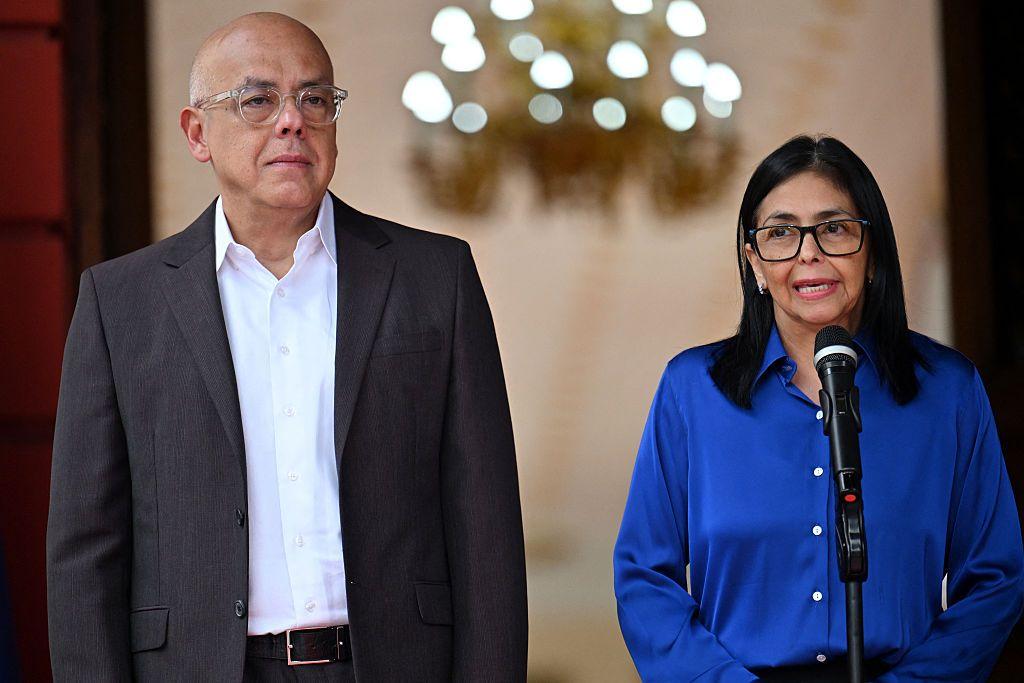 Jorge junto a Delcy Rodríguez a las puertas del Palacio presidencial de Miraflores.