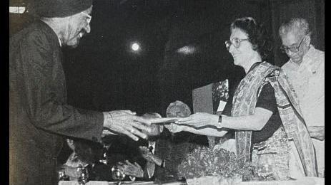 हरपाल सिंह को मारुति 800 की चाबी सौंपती हुईं इंदिरा गांधी