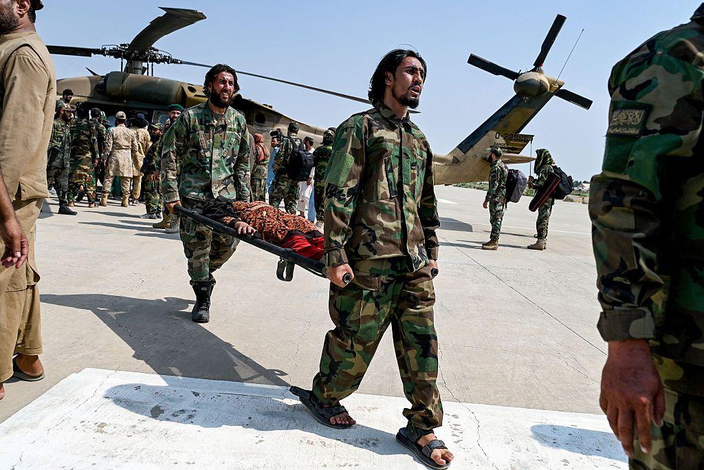 Personal de seguridad talibán transporta a una víctima del terremoto evacuada por un helicóptero militar desde el distrito de Nurgal de la provincia de Kunar