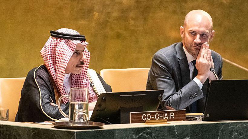 ترأس وزير الخارجية السعودي، فيصل بن فرحان آل سعود (يسار)، ووزير الخارجية الفرنسي، جان نويل بارو، مؤتمرًا حول فلسطين وحل الدولتين في الأمم المتحدة، في ٢٩ يوليو/تموز ٢٠٢٥، بمدينة نيويورك.