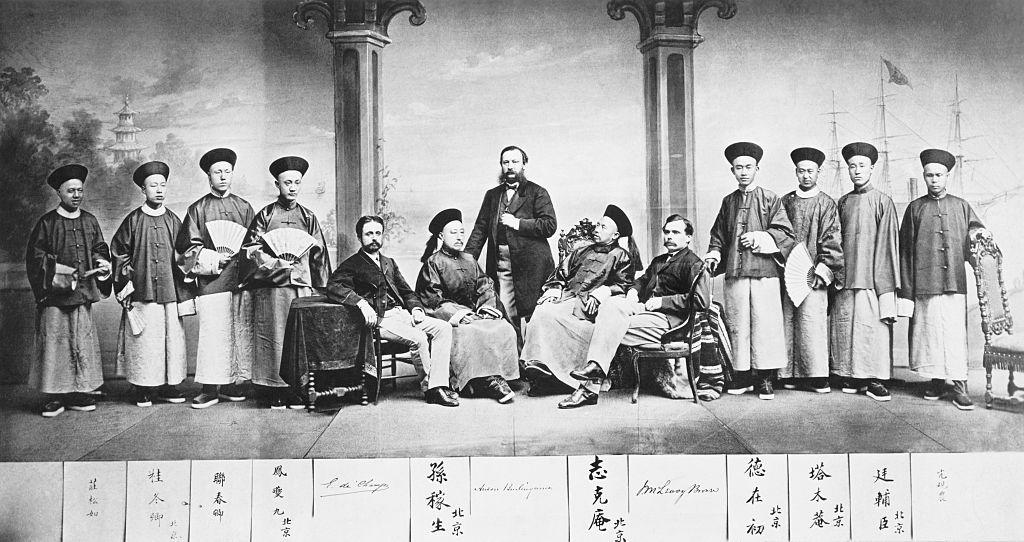 特命全权公使蒲安臣（Anson Burlingame，站立者中间），这位出生于美国、代表中国出使美国的使节，与其随行人员合影；随行包括两名中国大臣、法国与英国籍祕书，以及至少六名中国学生。他代表中国谈判并签署了《蒲安臣条约》，为中国与美国两国公民确立了相互权利。