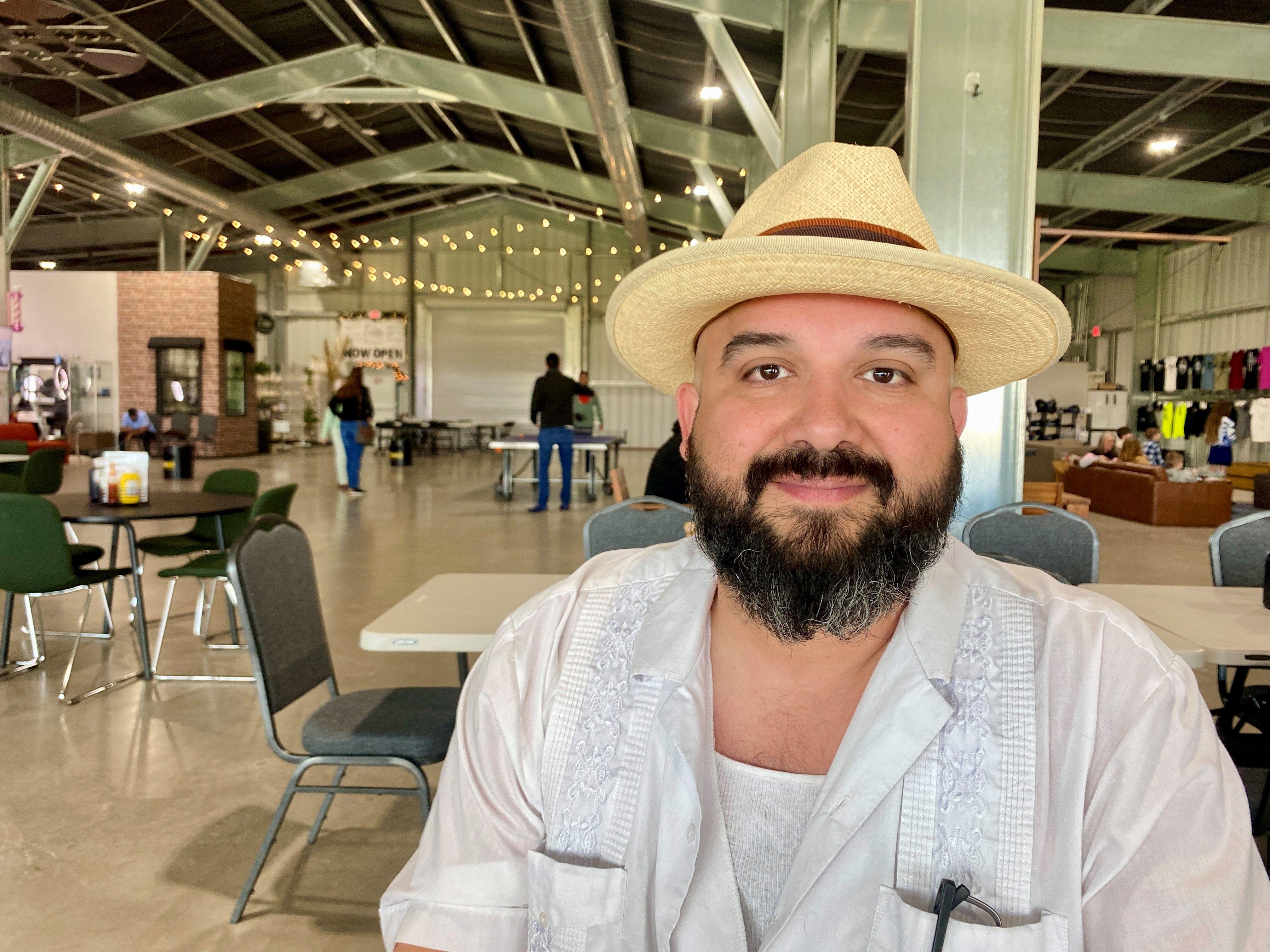 Homem sentado em café