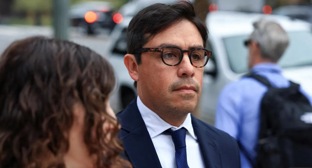 Primer plano del médico Salvador Plasencia, con gesto serio y vestido de traje, a la salida de un tribunal en Los Ángeles, Estados Unidos.