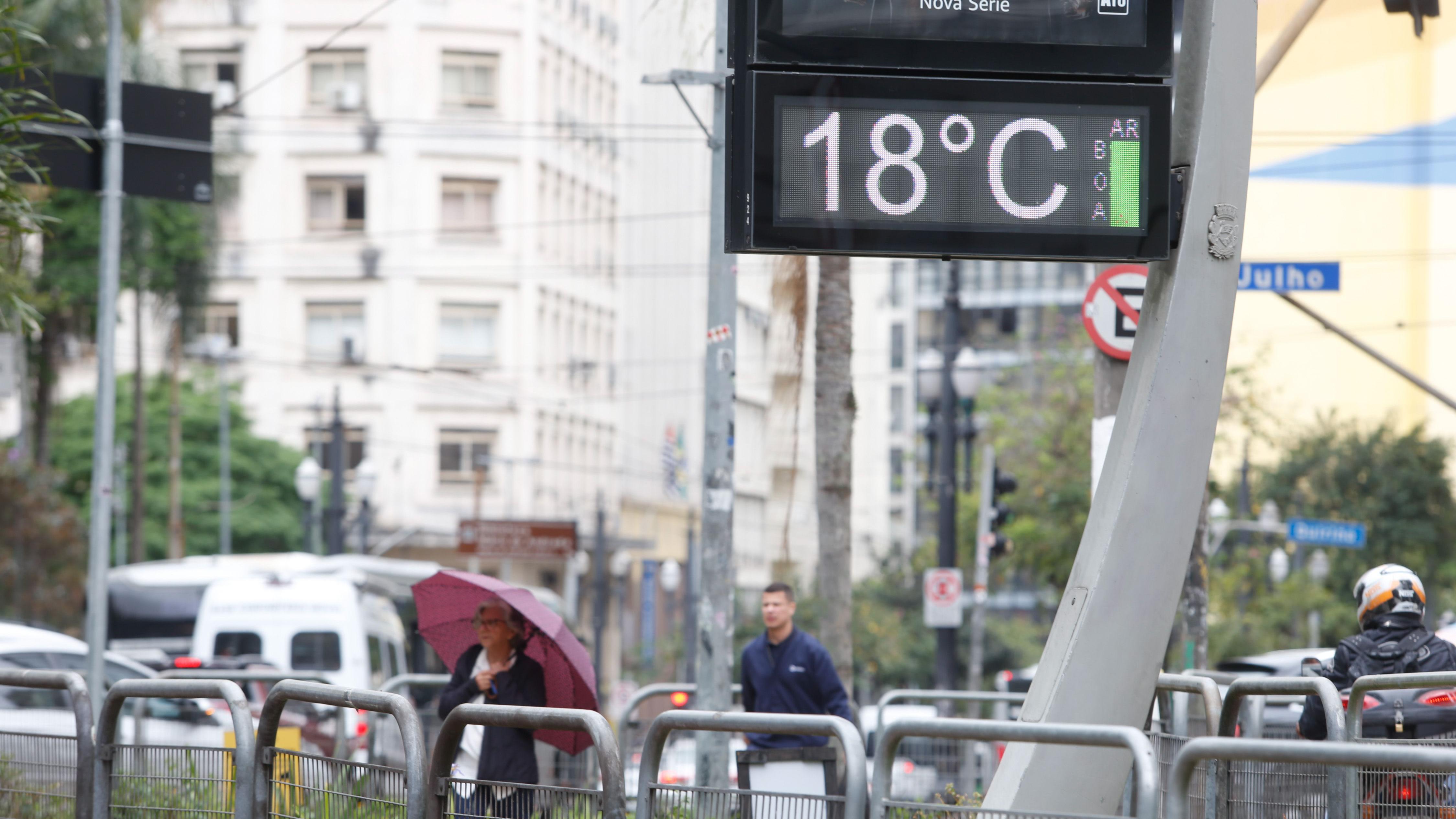 Foto de um termômetro de rua marcando a temperatura de 18 graus.