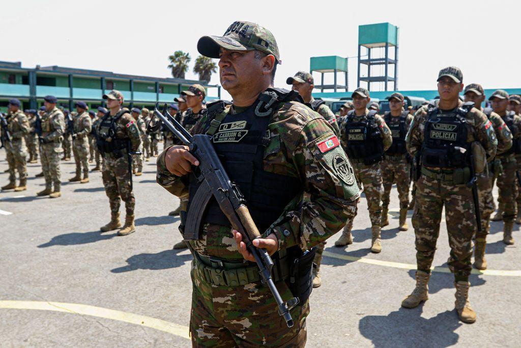 Militares peruanos formados en una instalación en La Libertad.