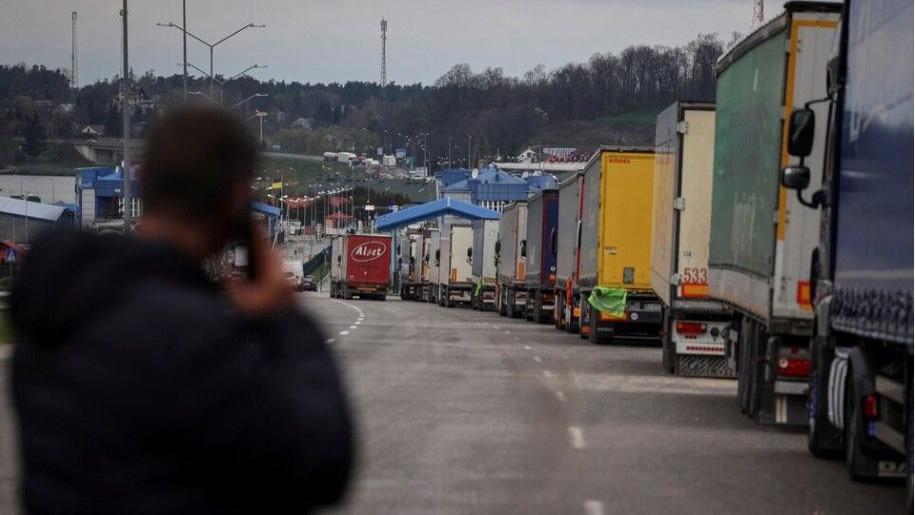 شاحنات على الحدود بين أوكرانيا وبولندا 
