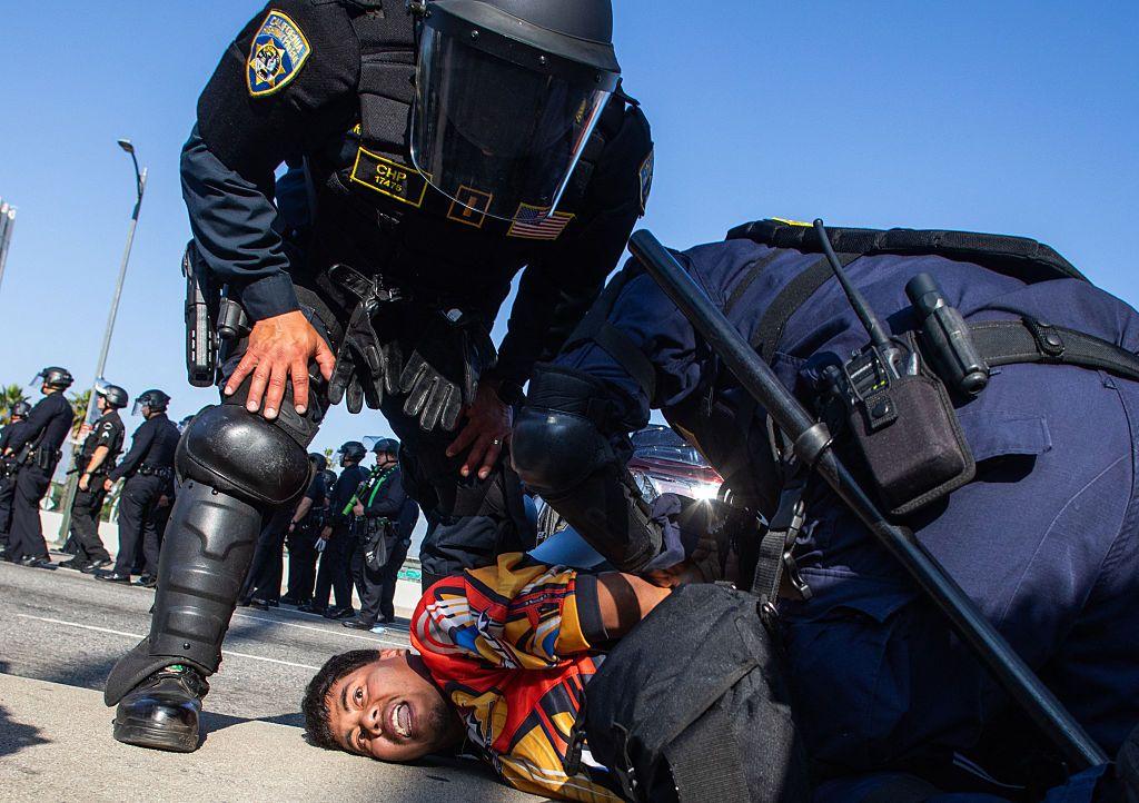 Una persona detenida durante las protestas en Los Ángeles contra las redadas.