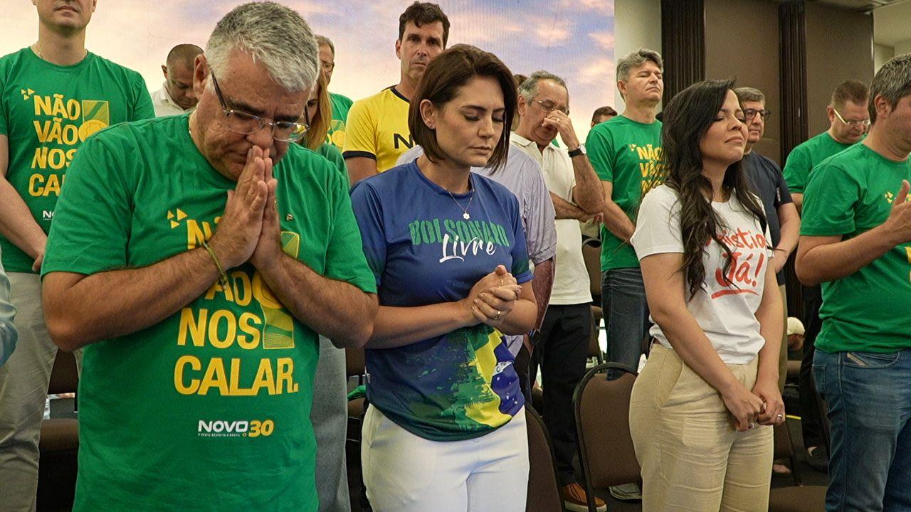 Michelle Bolsonaro veste uma camiseta azul onde se l&ecirc; 