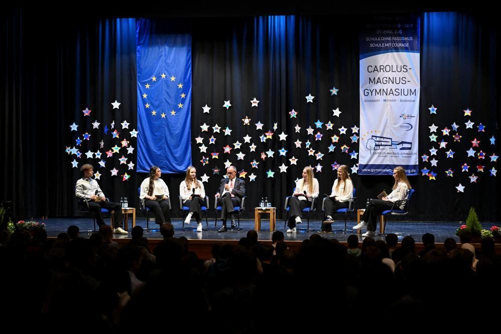 El canciller Frederich Merz y varios jóvenes en una charla en el Instituto Carolus-Magnus