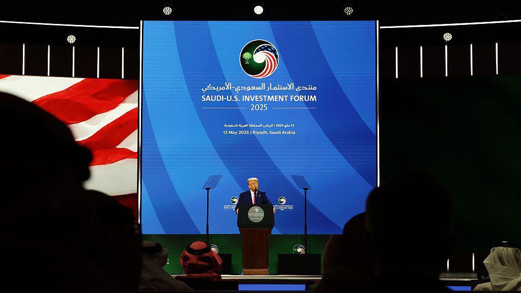 هل أصبحت العلاقات السعودية الأمريكية مكلفة مالياً للرياض؟ 2 ترامب متحدثا خلال منتدى الاستثمار السعودي-الأمريكي الذي عقد خلال زيارته للرياض