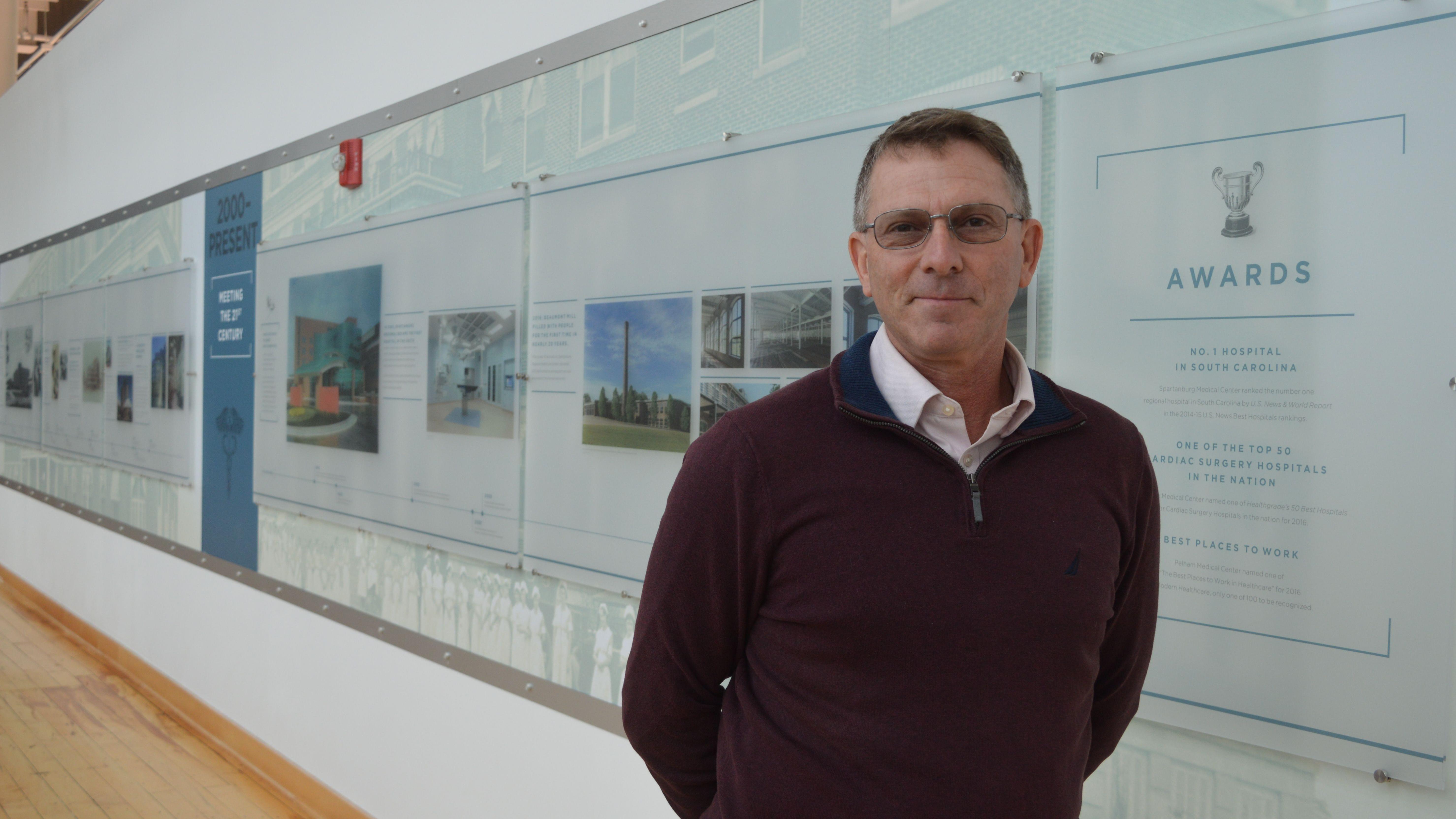 Doctor Chris Lombardozzi con gafas y un jersey de color burdeos