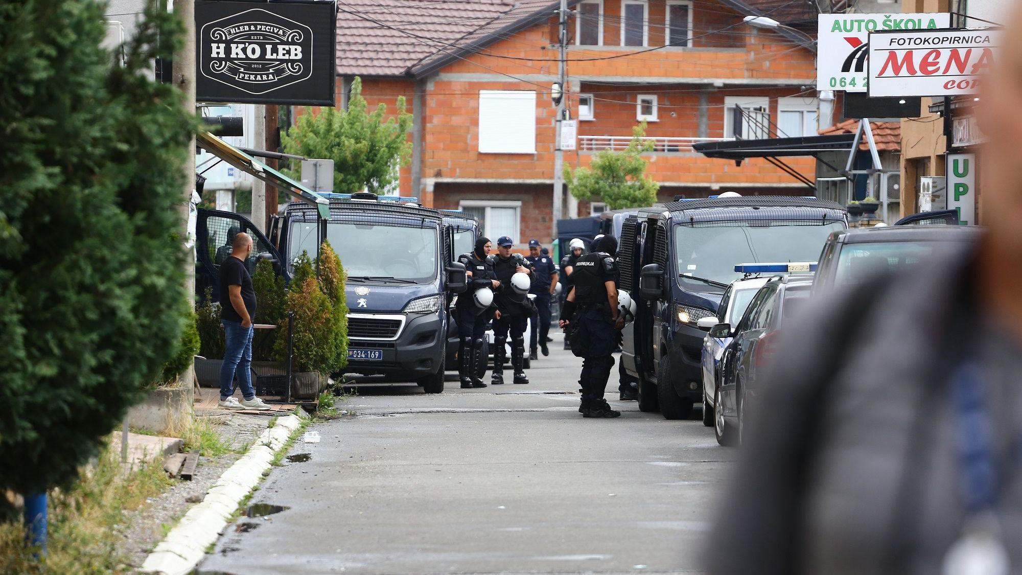 Prekid studentske blokade Univerziteta u Novom Pazaru, napeto ispred zgrade 8 Pripadnici interventne jedinice policije u Novom Pazaru