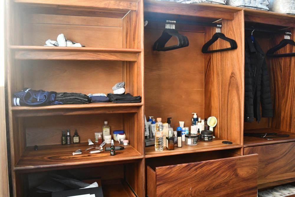 Un armario con ropa y productos de higiene personal