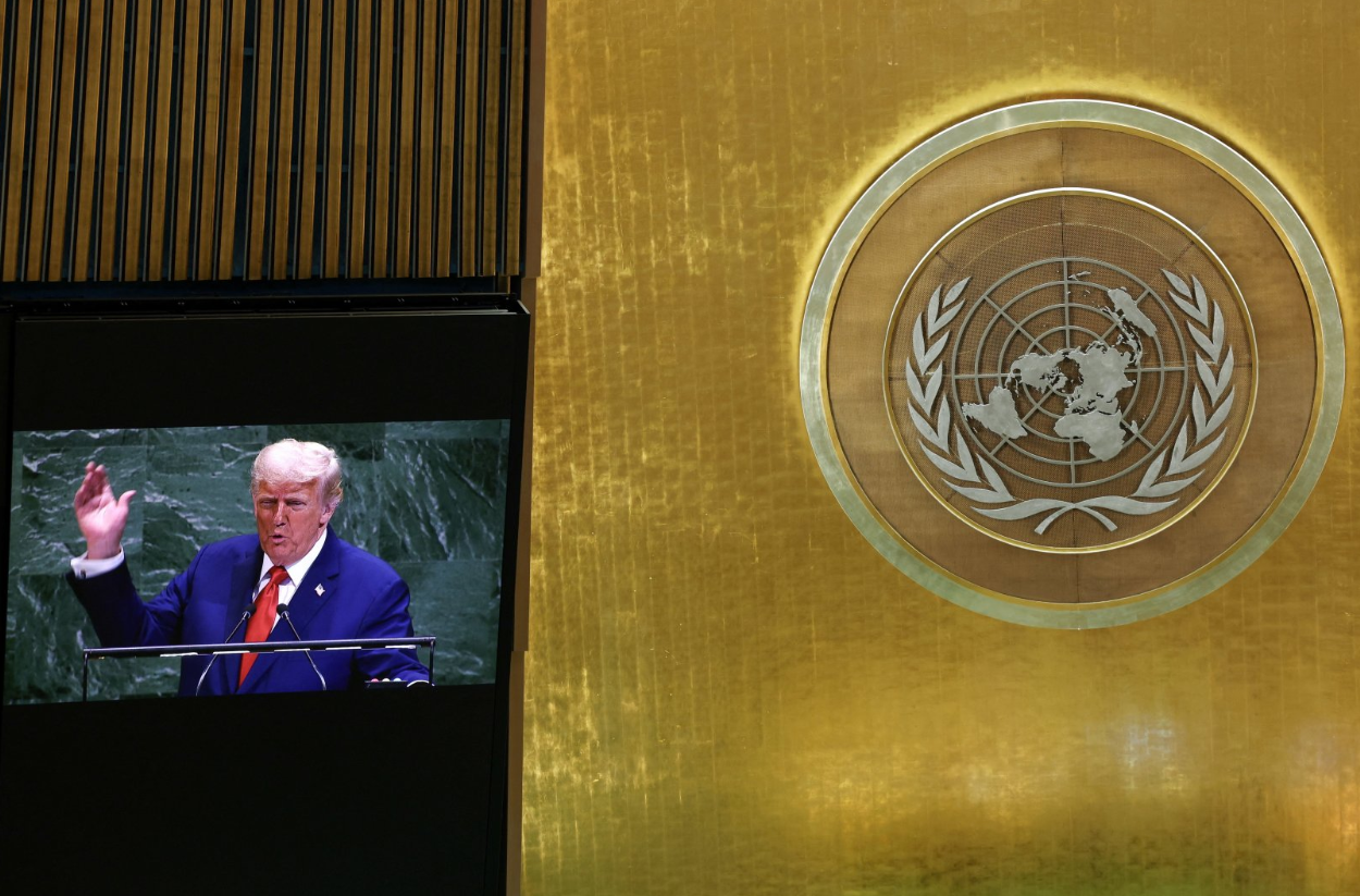 شاشة داخل قاعة الأمم المتحدة ويظهر عليها الرئيس الأمريكي دونالد ترامب وهو يلقي كلمته