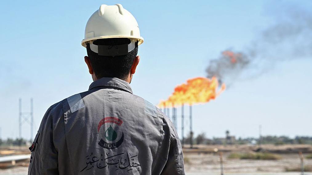 Un empleado de la Compañía Petrolera de Basora inspecciona el yacimiento de petróleo y gas de Nahr Bin Umar, en las afueras de la ciudad iraquí sureña de Basora, el 29 de abril de 2026.