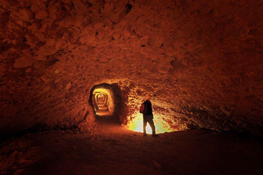 Uno de los túneles cavados por los romanos en Las Médulas