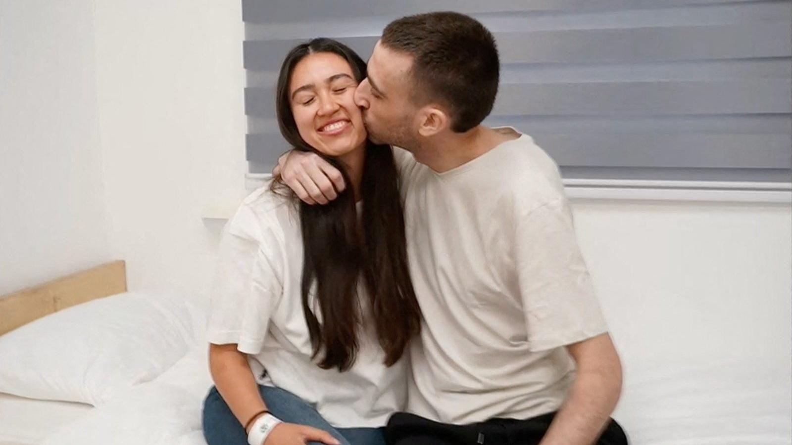 Avinatan Or e Noa Argamani  sorrindo dão beijo no rosto