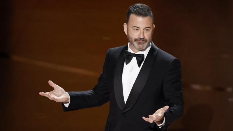 Jimmy Kimmel vestido de traje y pajarita en una gala de los Oscar