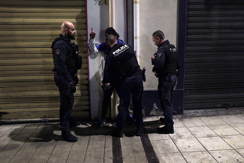 Policías interpelan a un menor en Nimes en 2024.