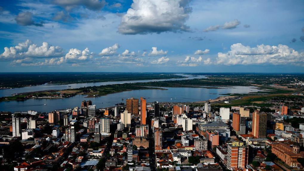 Asunción, la capital en un día soleado y con el cielo azul.