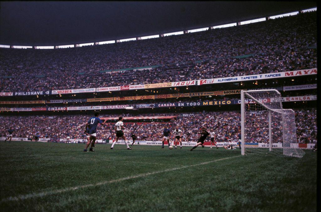 Italia y Alemania Federal disputan la semifinal de México 1970 en el Estadio Azteca