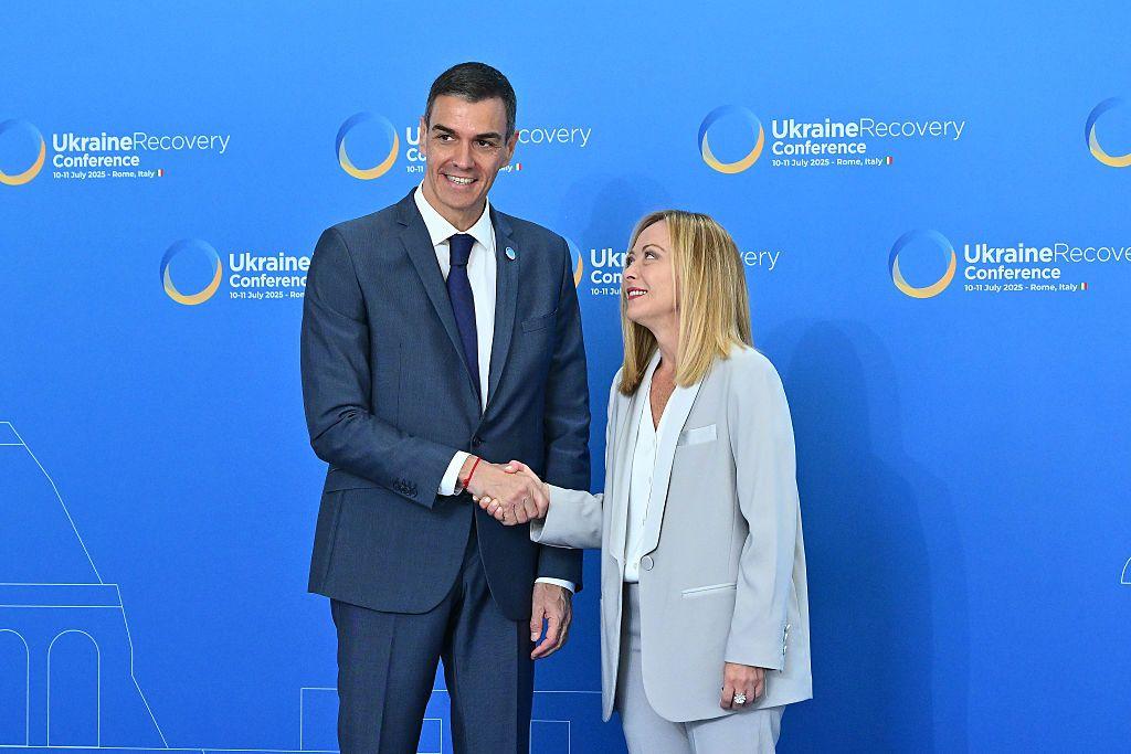 O l&iacute;der de esquerda Espanha, Pedro S&aacute;nchez, e a primeira-ministra conservadora da It&aacute;lia, Giorgia Meloni