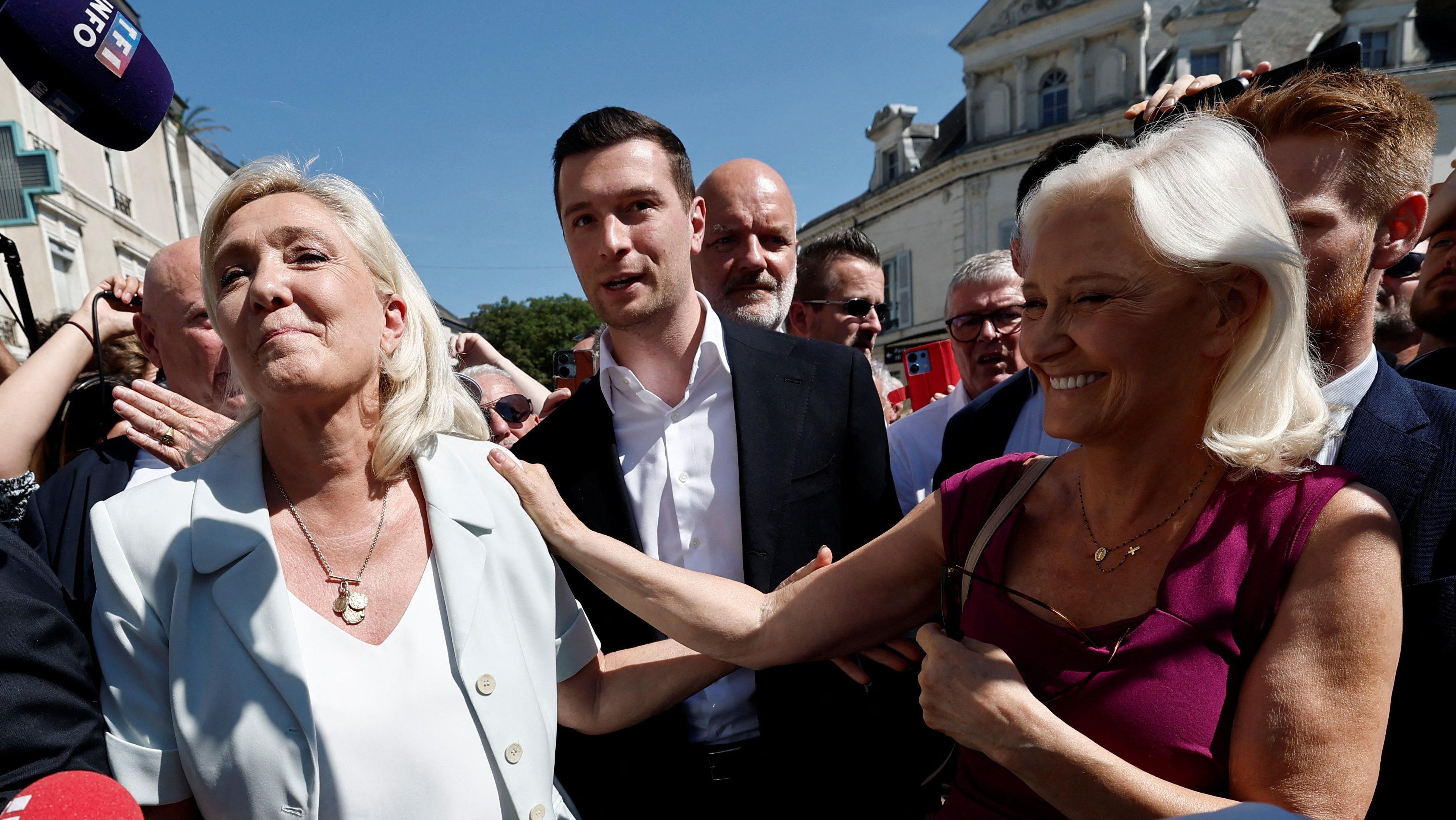 marin le pen okružena pristalicama