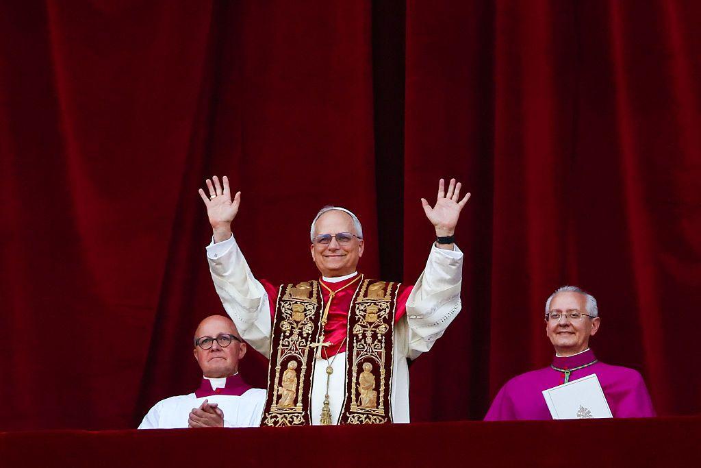 Robert Prevost, o papa Le&atilde;o 14, acena para o p&uacute;blico ap&oacute;s elei&ccedil;&atilde;o
