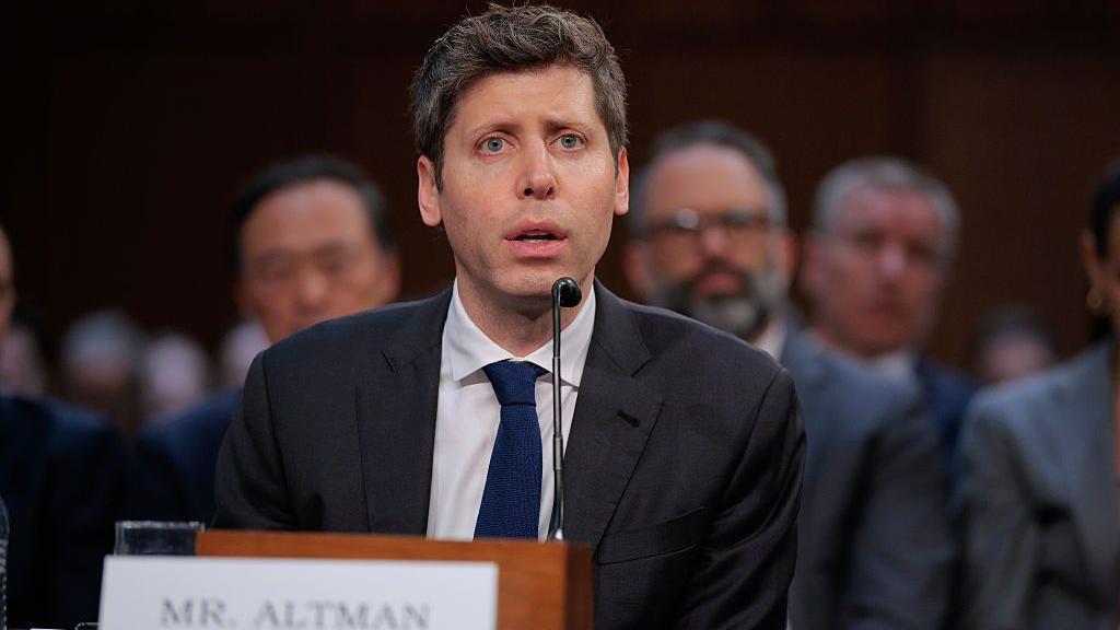 سام ألتمان أثناء الإدلاء بشهادته في جلسة استماع لمجلس الشيوخ بالكونغرس الأمريكي في مايو/أيار الماضي