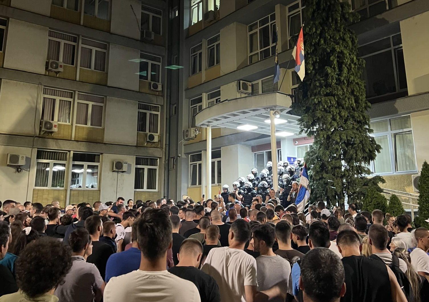 Protest ispred policijske stanice u Užicu