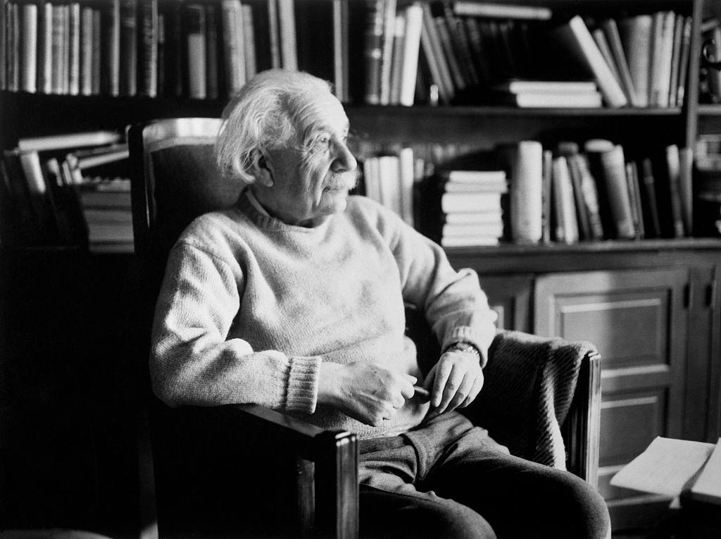 Einstein sentado em biblioteca