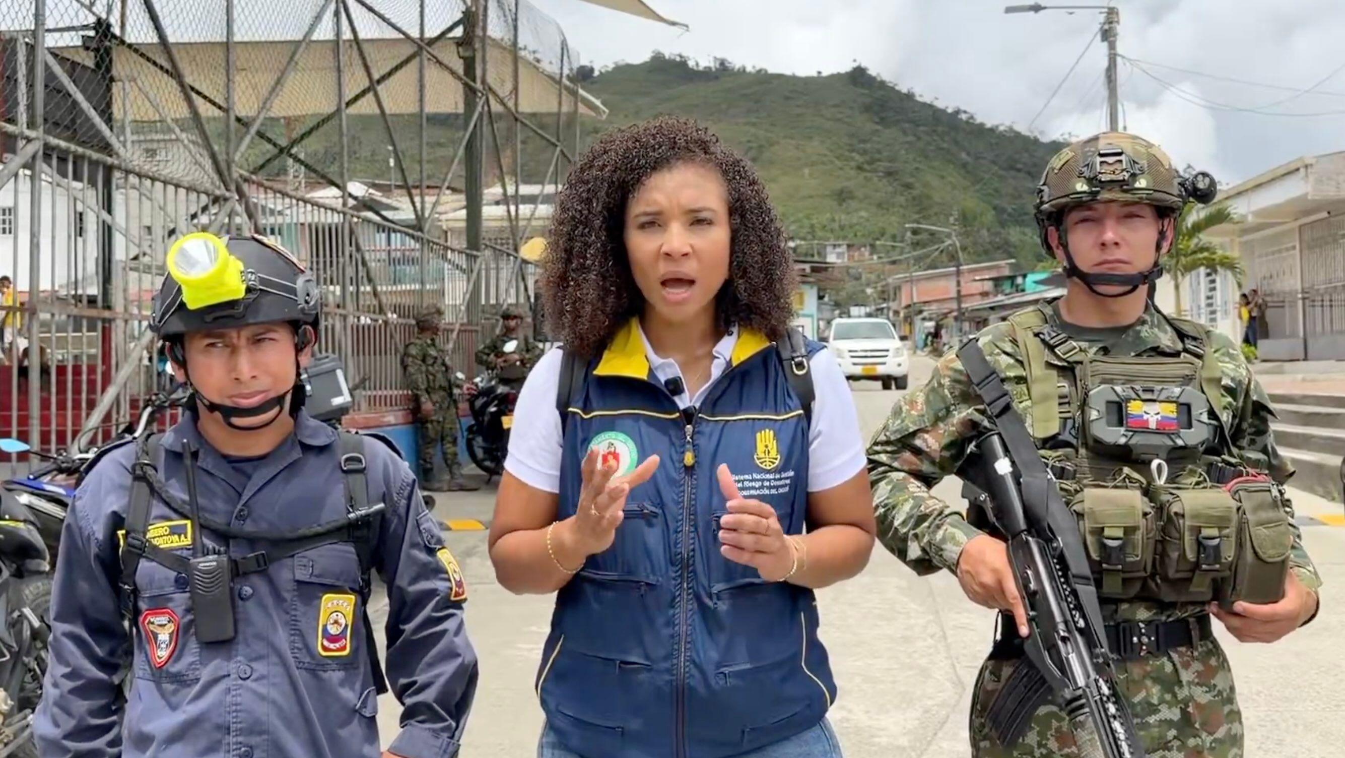 La gobernadora de Chocó, Nubia Córdoba-Curi, compañana de un rescatista y un militar en  la XV brigada del ejército.