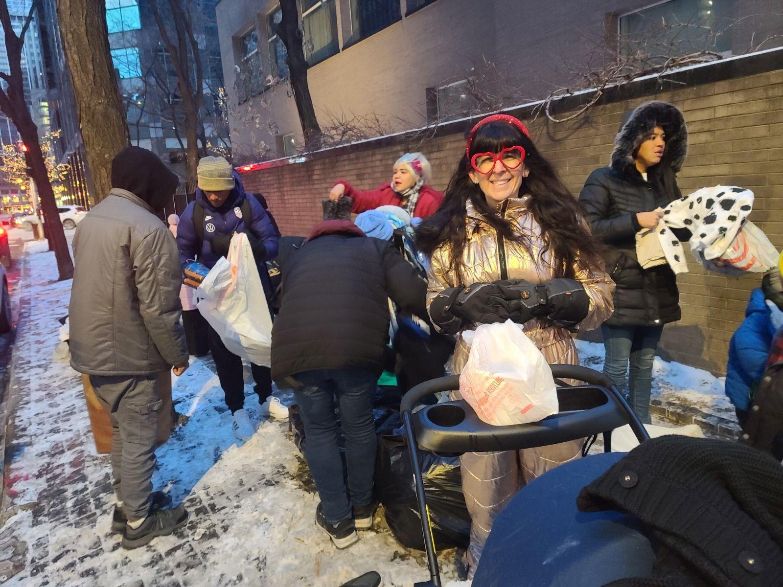 Aleah Arundale con migrantes