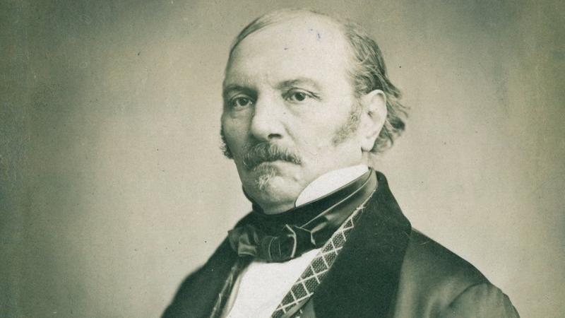 Retrato de Kardec, que aparece sério