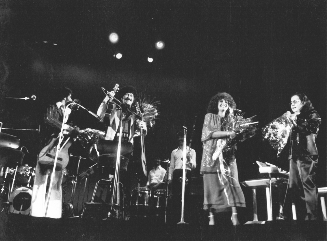 Antônio Carlos, Jocafi, Maria Creuza e outras pessoas sorrindo no palco